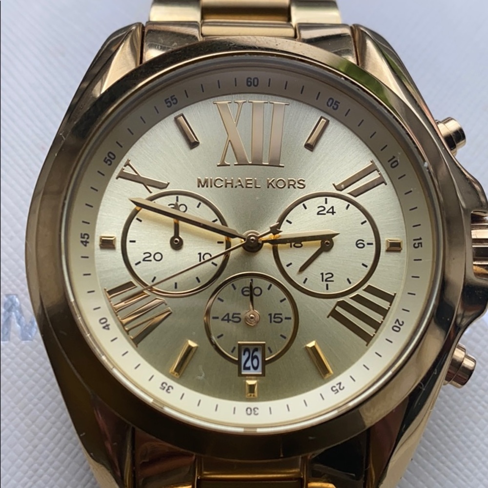 Gold Michael Kors watch ✨ Needs to be sold ASAP! SEND ME AN OFER! - Picture 10 of 11